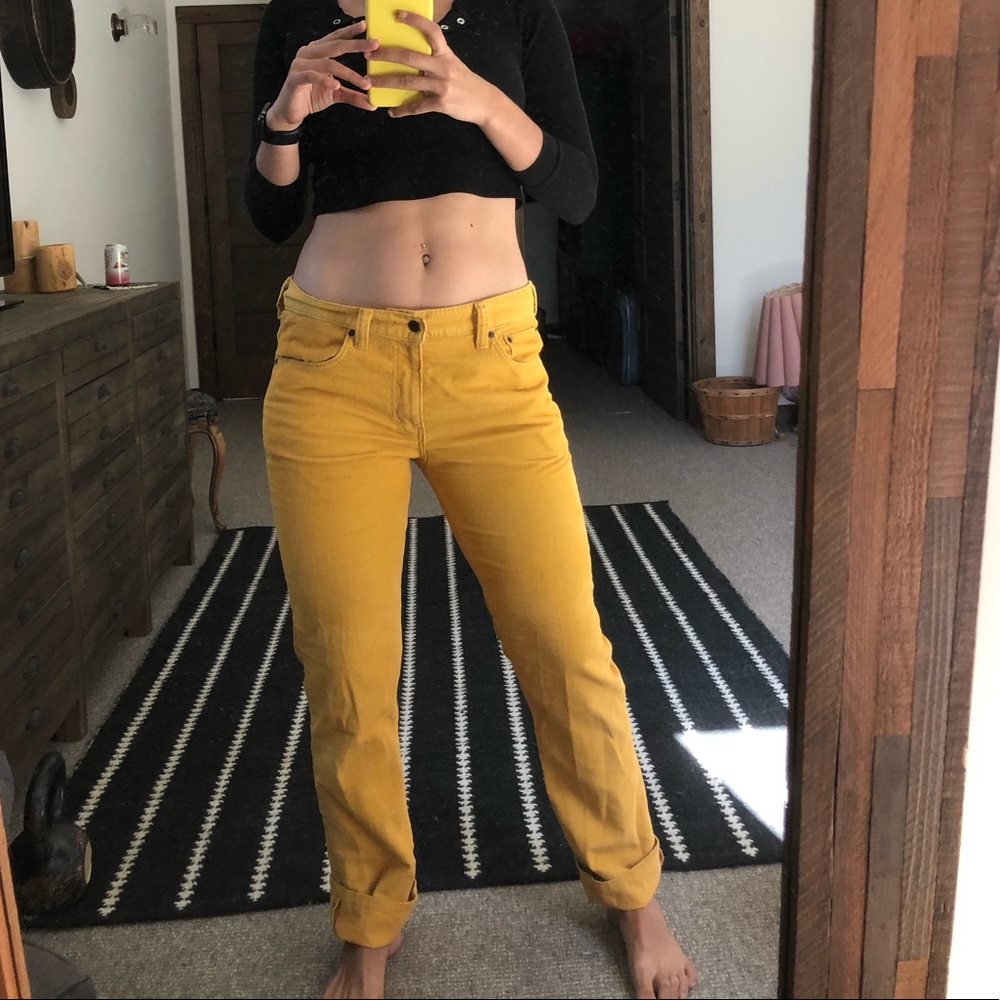 Cute corduroy yellow Levi pants